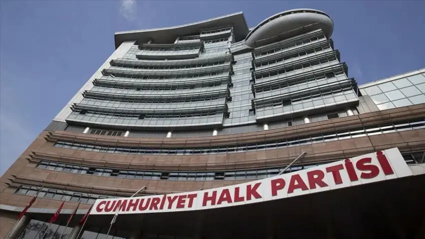 CHP İstanbul teşkilatında deprem: Özgür Çelik öncülüğündeki 39 il yöneticisi ile 36 ilçe başkanı partiden istifa etti haberinin görseli