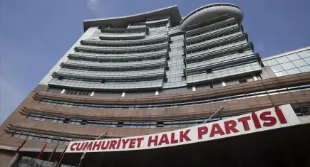 CHP İstanbul teşkilatında deprem: Özgür Çelik öncülüğündeki 39 il yöneticisi ile 36 ilçe başkanı partiden istifa etti