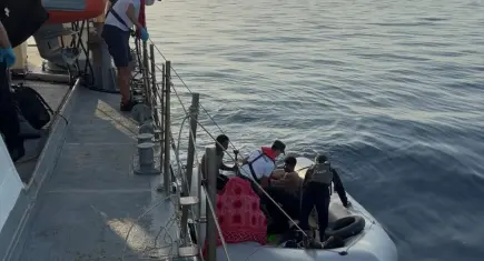 İzmir açıklarında 12 düzensiz göçmen yakalandı, 34 kişi kurtarıldı