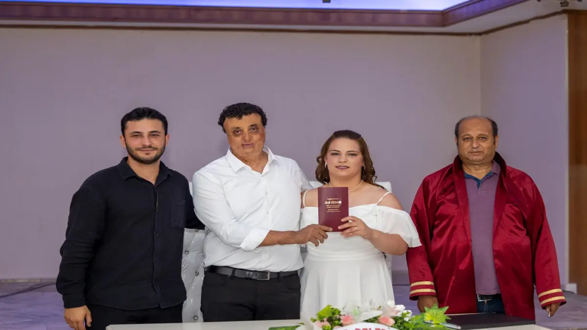 İzmir'de bi çift işaret diliyle evlendi görseli