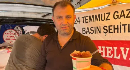 İzmir’de gazeteciler için kar helvası ikramı