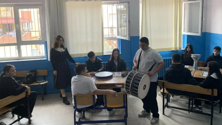 İzmirli biyoloji öğretmeni anlattığı çevre dersi dünya birincisi oldu haberinin görseli