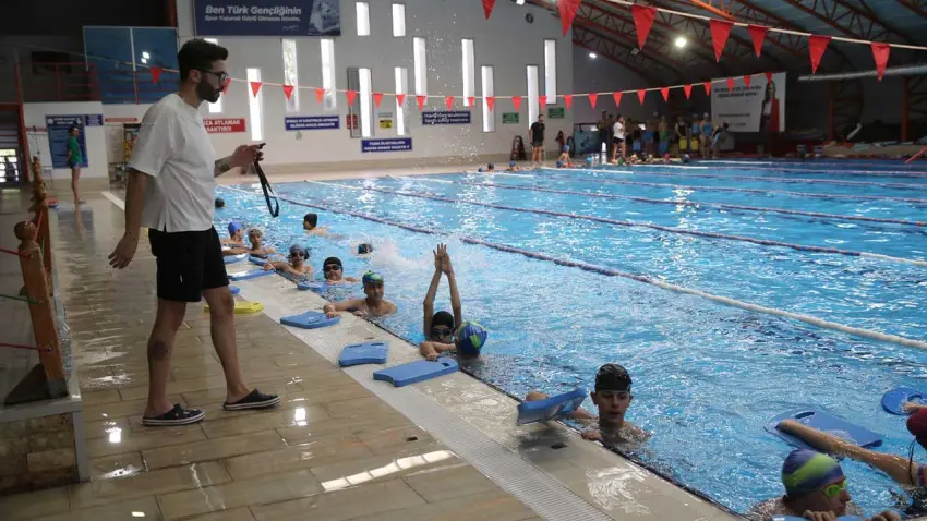 Karşıyaka’da yaz ayları yüzme keyfiyle geçiyor haberinin görseli