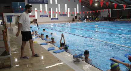 Karşıyaka’da yaz ayları yüzme keyfiyle geçiyor
