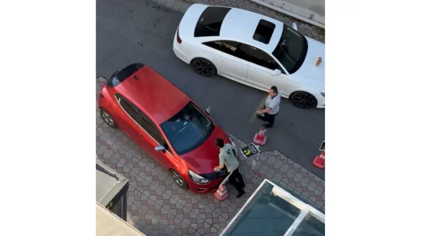 Otopark ücreti tartışmaya neden oldu: Vale otomobilin önüne geçti, o anlar kamerada haberinin görseli