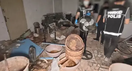 Zeytinburnu'nda tamirhane ve otomobile dev uyuşturucu operasyonu
