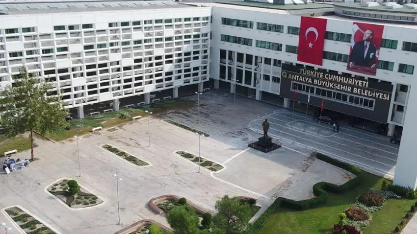 Antalya Büyükşehir Belediyesi soruşturmasında bir tutuklama daha! Gençlik Merkezi Sorumlusu Tuğçe Güney cezaevine gönderildi haberinin görseli
