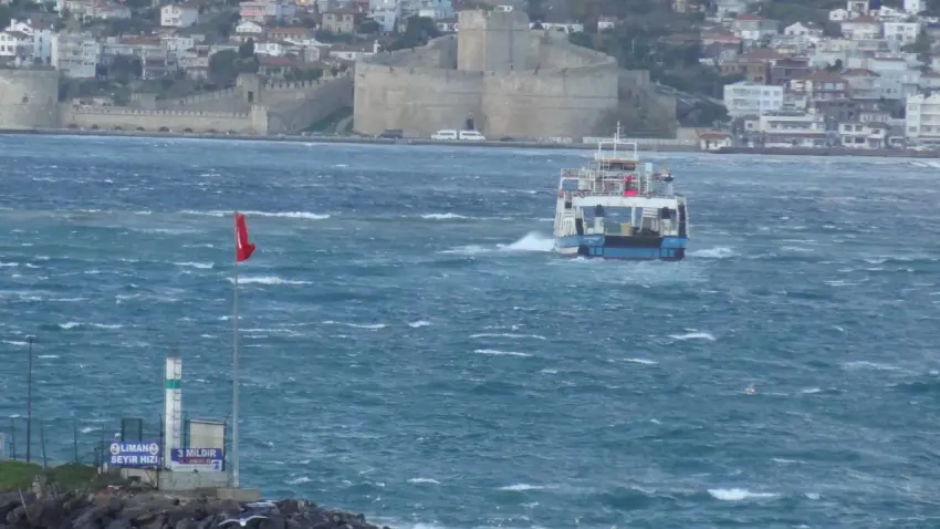 Çanakkale Boğazı'nda gemi trafiği durduruldu: Yük gemisi karaya oturdu haberinin görseli