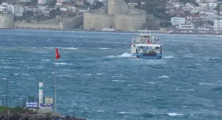 Çanakkale Boğazı'nda gemi trafiği durduruldu: Yük gemisi karaya oturdu