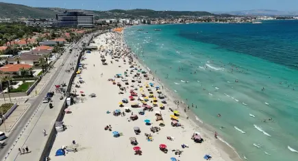 Çeşme'de yaz yoğunluğu zirvede: Hafta sonu nüfusu yarım milyona yaklaşıyor