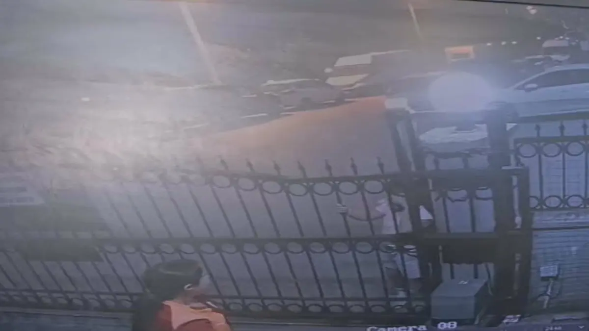 İzmir'de bir çocuğun kolu otomatik site kapısına sıkıştı görseli