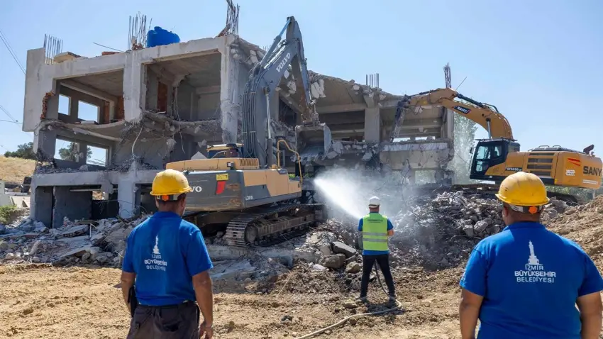 İzmir’de kaçak yapılaşmaya geçit yok: Gaziemir’deki ruhsatsız bina yıkıldı haberinin görseli