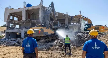 İzmir’de kaçak yapılaşmaya geçit yok: Gaziemir’deki ruhsatsız bina yıkıldı