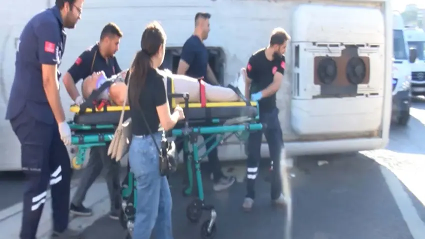 TEM Otoyolu'nda servis midibüsü devrildi: 16 yaralı haberinin görseli