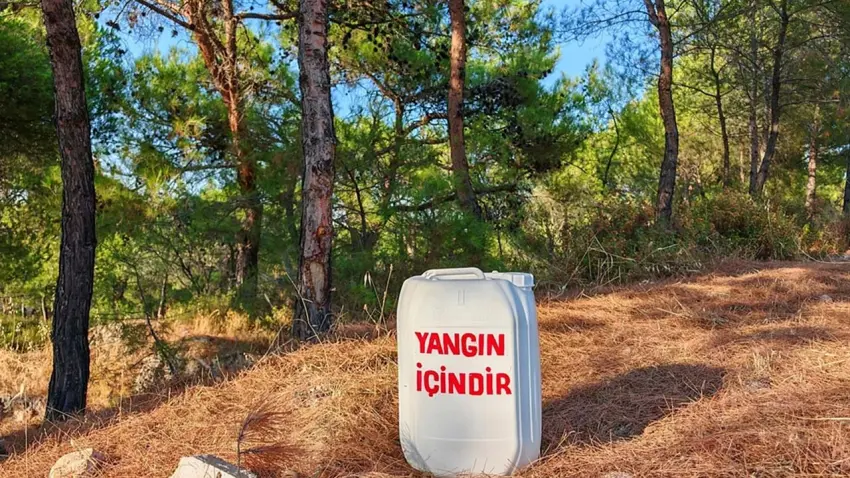 Ayvalık’ta örnek davranış: Orman yoluna kendi imkanlarıyla yangın suyu bidonları dizdiler haberinin görseli