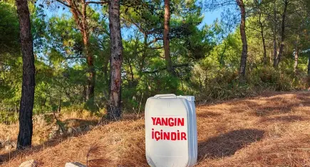 Ayvalık’ta örnek davranış: Orman yoluna kendi imkanlarıyla yangın suyu bidonları dizdiler
