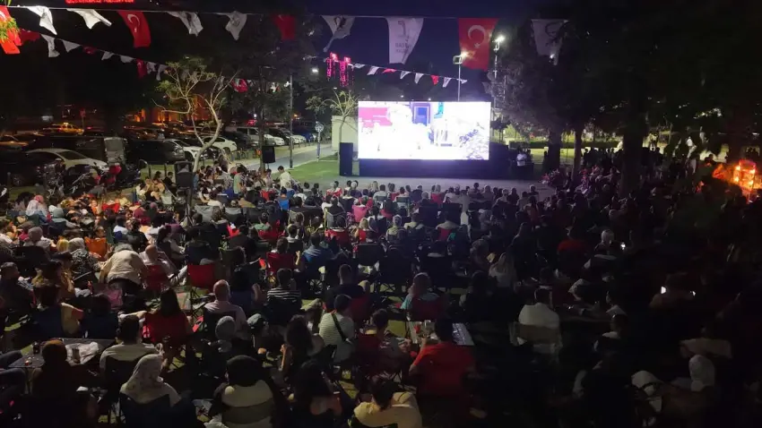 Bayraklı’da açık hava sinema keyfi sürüyor haberinin görseli