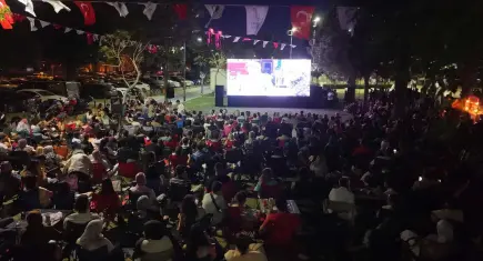 Bayraklı’da açık hava sinema keyfi sürüyor