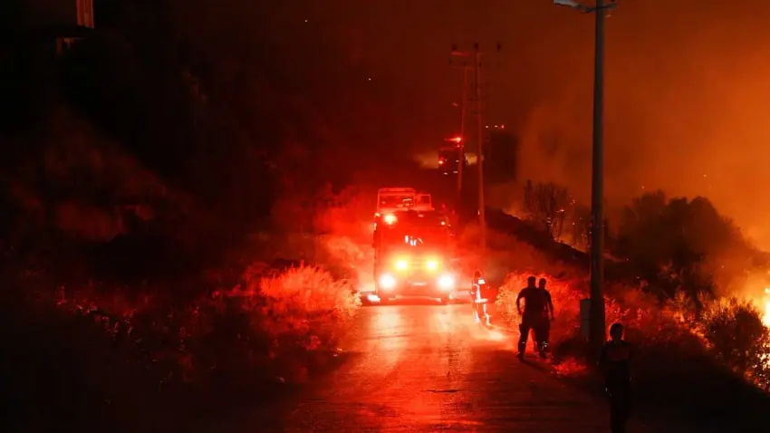 Bergama’daki yangına yoğun müdahale sürüyor haberinin görseli