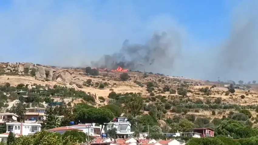Foça'da yangın: Eski çöplükte çıkan yangın makilik alana sıçradı haberinin görseli