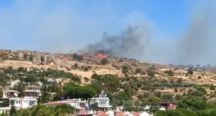 Foça'da yangın: Eski çöplükte çıkan yangın makilik alana sıçradı