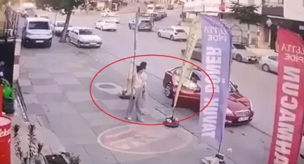 Kızlara laf atanları uyardı, dayak yedi 