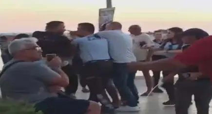 Kuşadası’nda zabıtaya taşlı sopalı saldırı: Dilencilik yapan 2 kadın tutuklandı