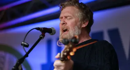 Oscar ödüllü müzisyen Glen Hansard motosiklet kazasında hayatını kaybetti