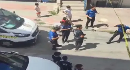 Bağcılar'da tekstil dükkanına silahlı saldırı: 1 yaralı, kaçan şüpheli binada yakalandı!