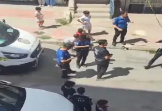 Bağcılar'da tekstil dükkanına silahlı saldırı: 1 yaralı, kaçan şüpheli binada yakalandı!