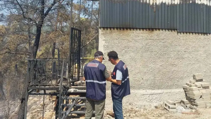 Bakan Kurum yangın bölgelerindeki acı tabloyu açıkladı: 65 yapı ağır hasarlı haberinin görseli