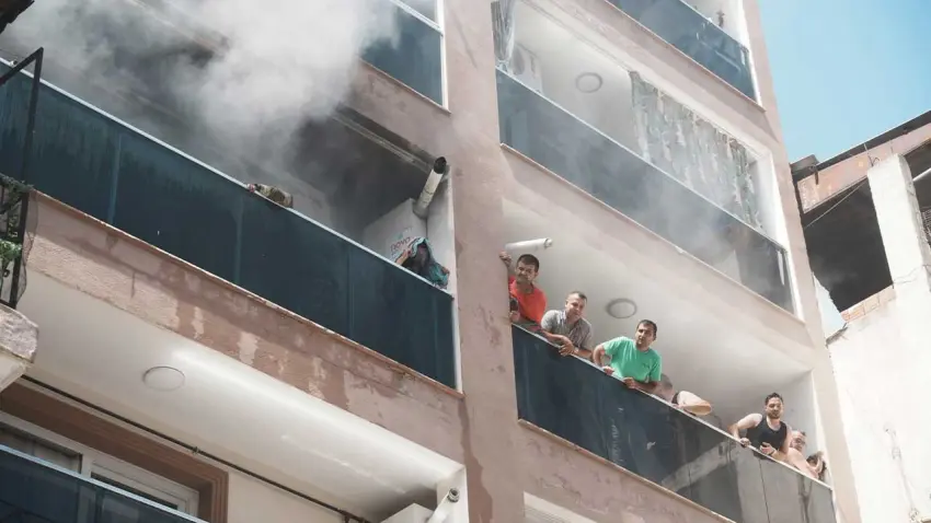 Bayraklı’daki yangında 10 kişi itfaiye ekiplerince kurtarıldı haberinin görseli