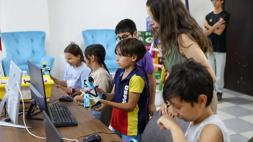 Buca’da çocuklar robotik kodlamayla geleceğe hazırlanıyor haberinin görseli