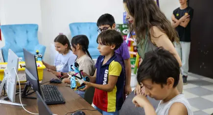 Buca’da çocuklar robotik kodlamayla geleceğe hazırlanıyor