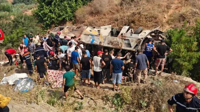 Cezayir'de yolcu otobüsü şarampole yuvarlandı: 25 ölü, 44 yaralı haberinin görseli