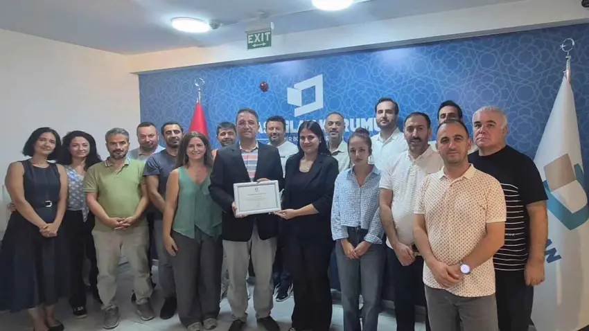 Geleceğin gazetecisine BİK tarafından katılım belgesi takdim edildi haberinin görseli