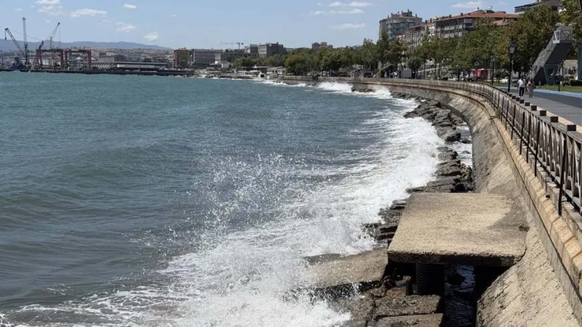 Marmara'da poyraz fırtınası: Tekirdağ'da 4 ilçede denize girmek yasaklandı!   haberinin görseli
