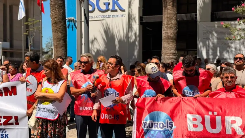 SGK emekçilerinden tam gün iş bırakma: Binamızı da geleceğimizi de SGK yönetiminin keyfi kararlarına teslim etmiyoruz haberinin görseli