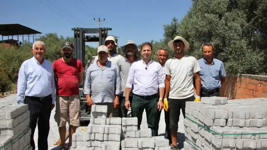 Tire'de kırsal mahallelere 20 bin metrekare kilit parke taşı desteği haberinin görseli