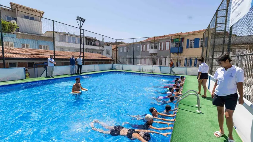 Başkan Tugay yüzme öğrenen çocukların heyecanına ortak oldu haberinin görseli