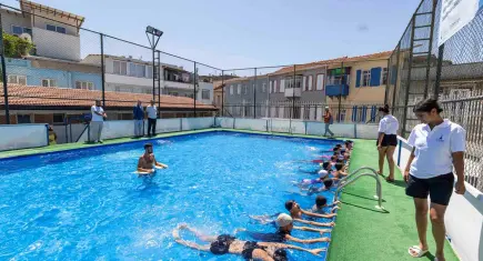Başkan Tugay yüzme öğrenen çocukların heyecanına ortak oldu