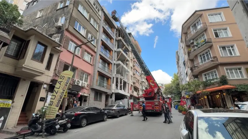 Çatıya çıkan çıplak turist ihbarı ekipleri harekete geçirdi haberinin görseli
