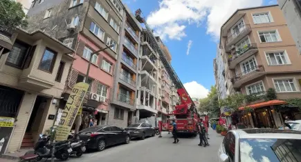 Çatıya çıkan çıplak turist ihbarı ekipleri harekete geçirdi