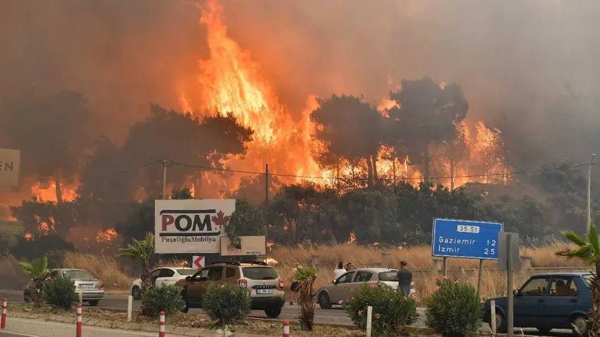 İzmir İtfaiyesi’nden yangın riskine karşı uyarı: “Önceliğimiz yangını çıkmadan önlemek” haberinin görseli