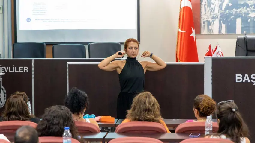 Karşıyaka Belediyesi personeline sağlıklı çalışma semineri haberinin görseli