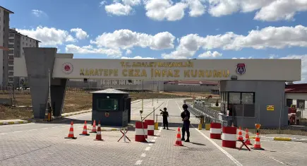 Üsküdar Belediye Başkanı Sinem Dedetaş ve Cem Küçük Karatepe Cezaevi'ne gönderildi