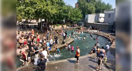 Yasaklı süs havuzuna atlayan 2 çocuk çarpışarak yaralandı