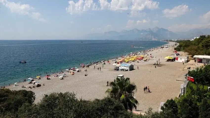 Antalya’da sıcak hava etkisini artırdı, plajlar dolup taştı haberinin görseli