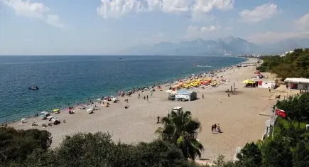 Antalya’da sıcak hava etkisini artırdı, plajlar dolup taştı