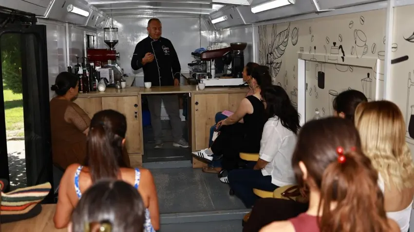 Barista kursuna yoğun ilgi: Efes Selçuk'ta 24 kursiyer kahve uzmanlığı eğitimi aldı haberinin görseli
